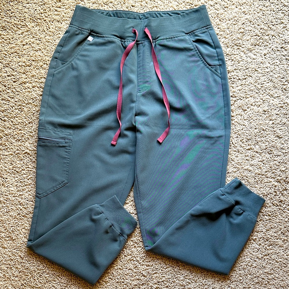 FIGS Women’s Scrub set. Color: Bonsai.